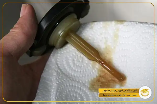 تغییر رنگ روغن هیدرولیک به تیره، سیاه یا شیری، علائم خرابی روغن هیدرولیک